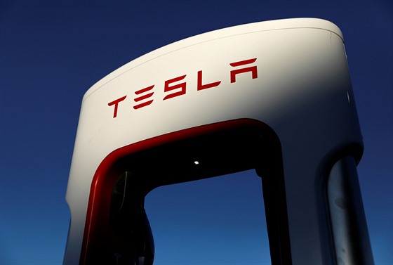 Super nabíječky elektromobilů Tesla byly předvedeny v kalifornském Mojave. (10....
