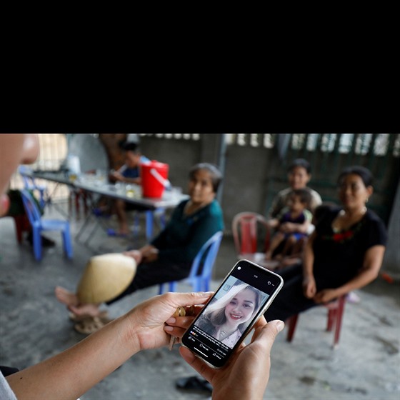Vietnamské rodiny se obávají, e mezi mrtvými jsou jejich píbuzní a milovaní....