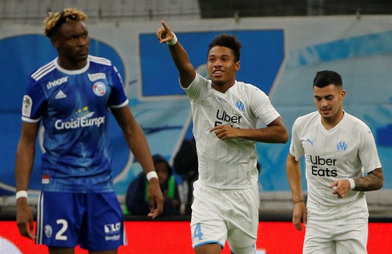 Boubacar Kamara z Marseille (uprostřed) slaví vstřelený gól proti Štrasburku.