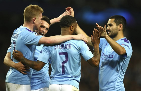 Hráči Manchesteru City oslavují trefu Raheema Sterlinga v domácím utkání proti...