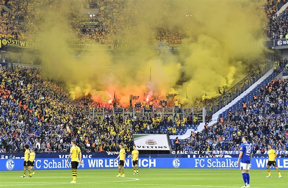 Fanoušci Dortmundu odpalují pyrotechniku během vestfálského derby proti Schalke.