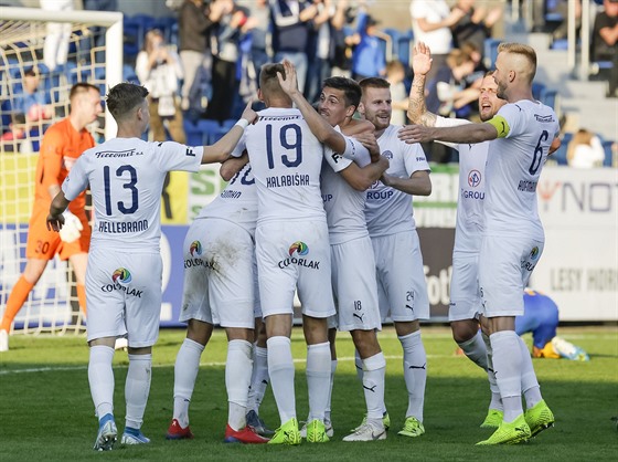 Hráči Slovácka se radují ze vstřeleného gólu v zápase proti Opavě.