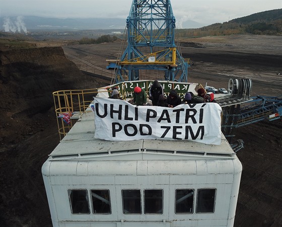 Aktivisté na skrývkovém rypadle v lomu Vrany na Mostecku (29. íjna 2019)