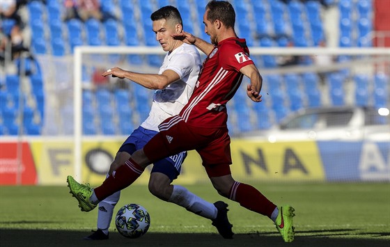 Ostravský záloník Robert Hrubý (vlevo) a Pablo Gonzalez z Olomouce