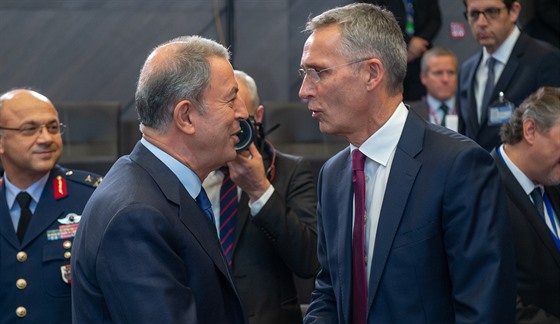 éf NATO Jens Stoltenberg a turecký ministr obrany Hulusi Akar