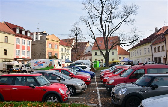Škroupovo náměstí v České Lípě bývalo tržištěm a stínily jej stromy. Dnes se tu...