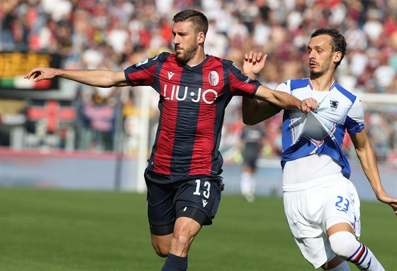 Mattia Bani z Boloni (vlevo) a Manolo Gabbiadini  ze Sampdorie Janov (vpravo)...