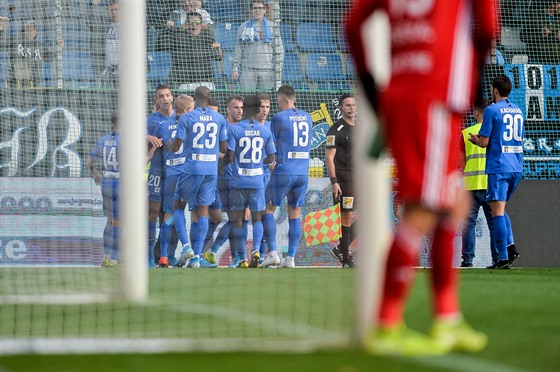 Liberetí fotbalisté se radují z jednoho ze tí gól na hiti Mladé Boleslavi.