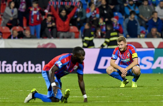 Zklamaný plzeský kapitán Jakub Brabec (vpravo) po domácí poráce se Slavií.