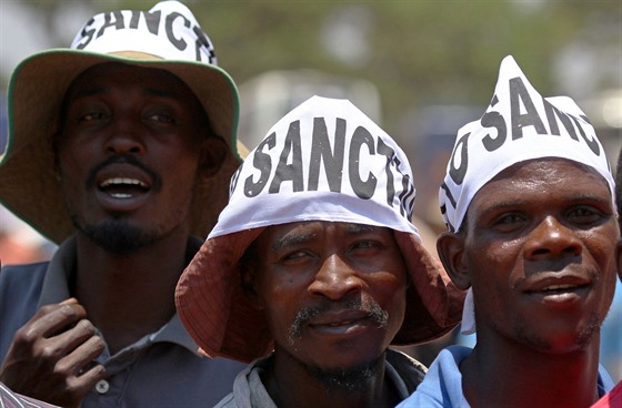 Tisíce lidí v Zimbabwském hlavním mst Harare protestovaly proti sankcím. (25....