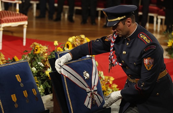 Ve Vladislavském sále jsou pipraveny insignie státních vyznamenání. (28. íjna...