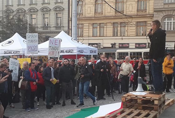 Na demonstraci na podporu Kurdů a proti turecké agresi se v Praze sešly asi tři...