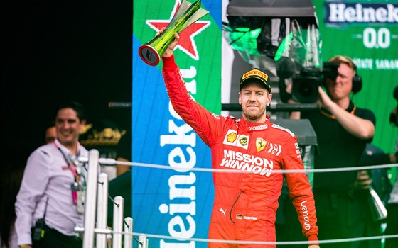 Sebastian Vettel s hnusnou trofejí za triumf pi Velké cen Mexika formule 1.