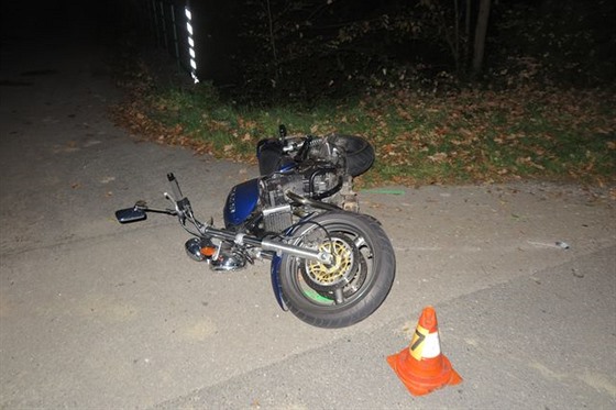 Motocyklista nezvládl předjíždění, pád a náraz do svodidlového sloupku nepřežil.