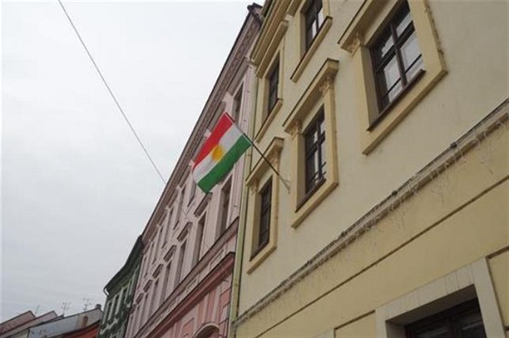 Kurdská vlajka, jejímž vyvěšením Třebíč odsoudila tureckou agresi na severu...