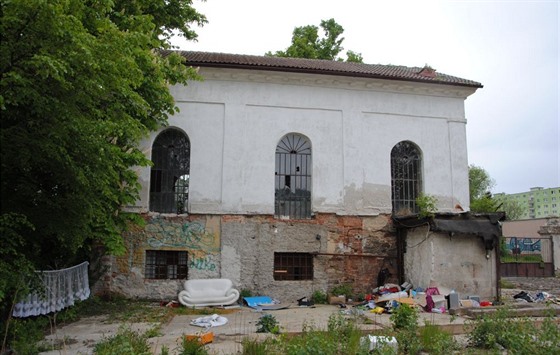 Jirkovskou synagogu v poslední době obývali bezdomovci, teď se připravuje její...