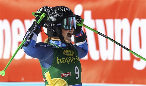 Alice Robinsonová slaví triumf v obím slalomu v Söldenu.