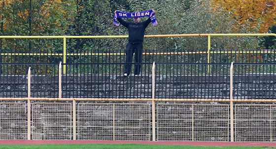 Osamlý fanouek Lín na sokolovském stadionu.