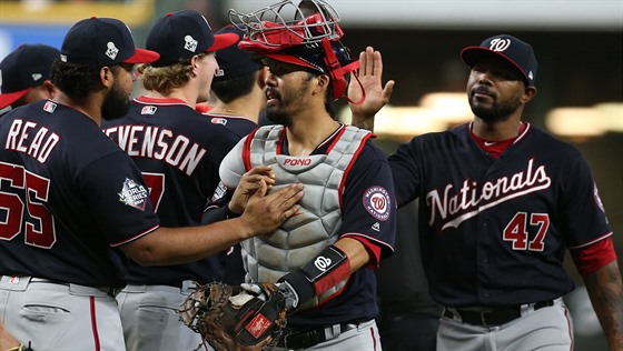 Baseballisté Washingtonu se radují z druhé výhry ve finále MLB.