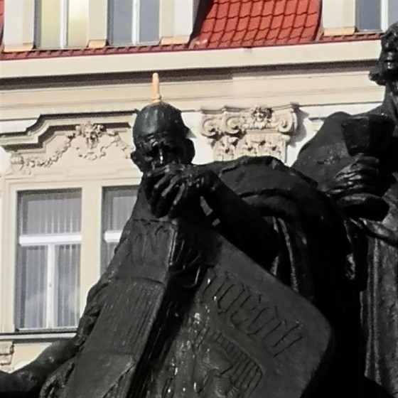 Brit pilepil umlý penis na pomník Jana Husa v Praze. (28.10.2019)