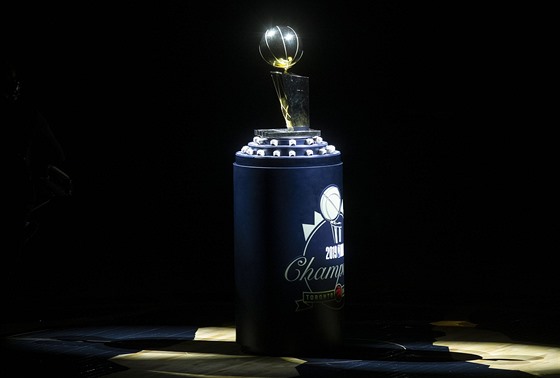 Larry O'Brien Trophy a pod ní prsteny pro vítze NBA, pipraveno k oslavám...