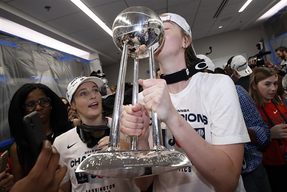 Emma Meessemanová z Washington Mystics líbá trofej pro vítězky WNBA.