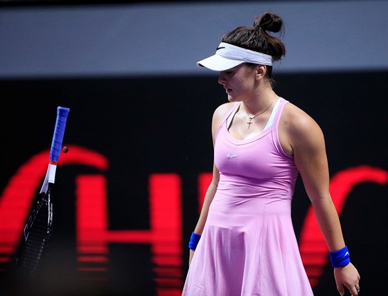 Bianca Andreescuová se vzteká ve svém prvním zápase na Turnaji mistryň v...