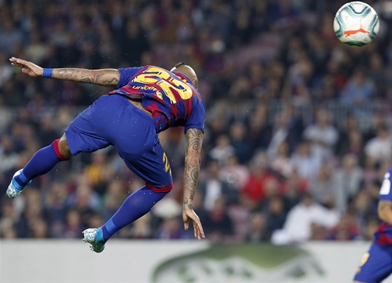 Arturo Vidal z Barcelony hlavikuje v zápase s Valladolidem.