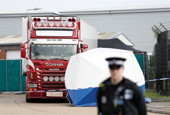 Britská policie zasahuje v prmyslovém komplexu ve mst Grays, kde byl nalezen...