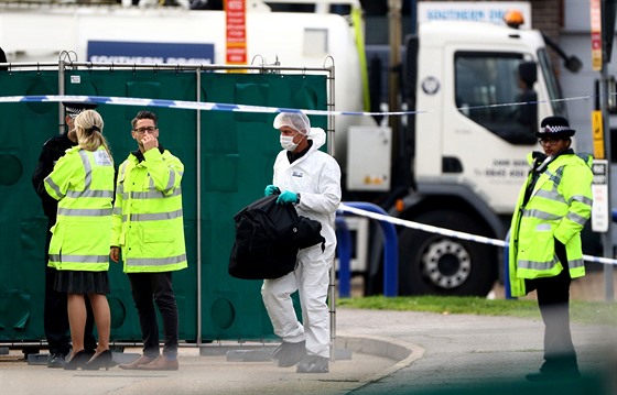 Britská police nala v hrabství Essex na jihovýchod Anglie v nákladním...