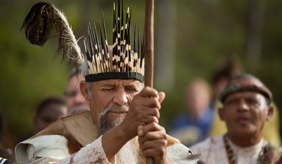 Náelník Khoisan Ockert Lewies provádí modlitbu za dé.