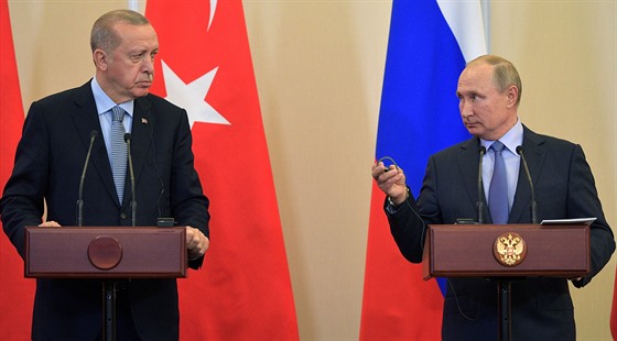 Turecký prezident Recep Tayyip Erdogan (vlevo) a ruský prezident Vladimir Putin...