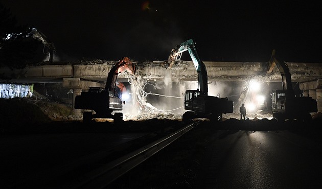 Bourání mostu omezí víkendový provoz na D10 u Prahy