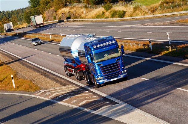 U Olbramovic se převrátila cisterna s leteckým benzinem, tah na Tábor je zavřený