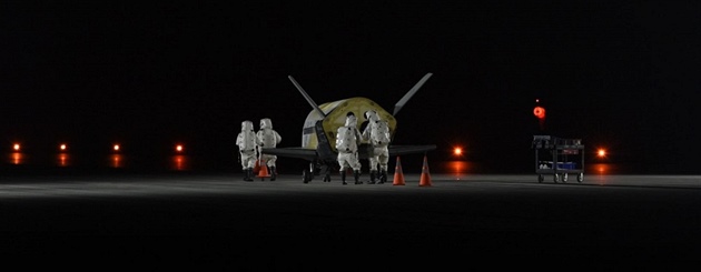 Tajná mise skončila po dvou letech a měsíci. Raketoplán X-37B přistál