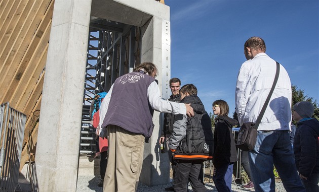V Orlických horách uzavřeli vytíženou silnici, turisty čeká dlouhá objížďka