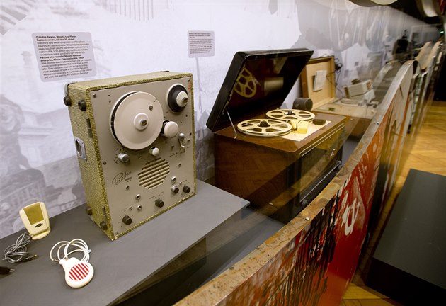 Drátofon Paratus (vlevo) a sovtský elektronkový magnetofon na výstav Technika...