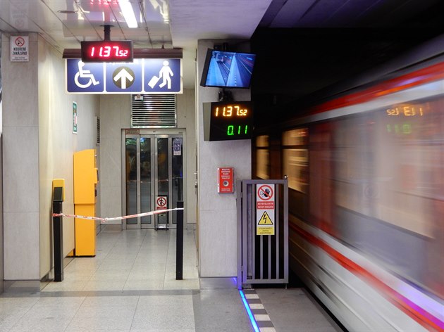 Dlouhodob nefunkní výtah ve stanici metra Veleslavín.