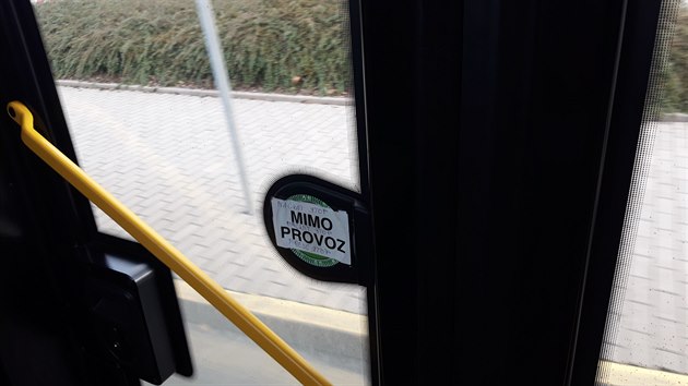 Lidová tvoivost: porouchané tlaítko v autobuse