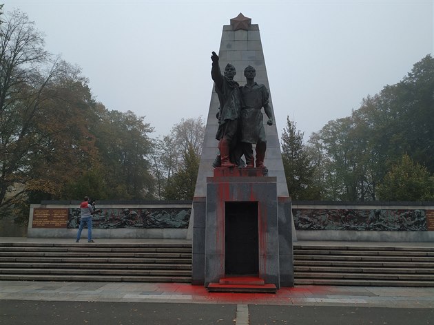 Památník Rudé armády v Ostrav v roce 2019 kdosi poniil barvou. 