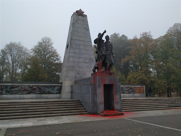 U v roce 2019 poniili vandalové Památník Rudé armády v Ostrav.