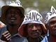 Tisce lid v Zimbabwskm hlavnm mst Harare protestovaly proti sankcm. (25....