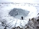 Kráter na ruském poloostrov Jamal, který v tajícím permafrostu prorazil metan...