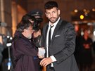 Stoper barcelonských fotbalist Gerard Piqué po píletu do Prahy.