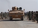 Tureckem podporovaní syrští rebelové se shromažďují kolem obrněného vozidla u...