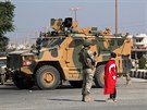 Chlapec vítá příchozí turecké vojáky ve městě Tell Abiad na severu Sýrie. (24....