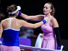 eská tenistka Petra Kvitová gratuluje k výhe Belind Bencicové (vlevo) na...
