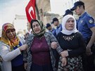 Ženy oplakávají padlé v tureckém městě Suruc. (12. října 2019)