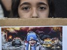 Kurdská dívka protestuje v ecku proti turecké invazi na severu Sýrie. (17....