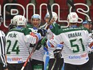 Hokejisté Karlových Var se radují z prvního gólu v utkání proti Vítkovicím.